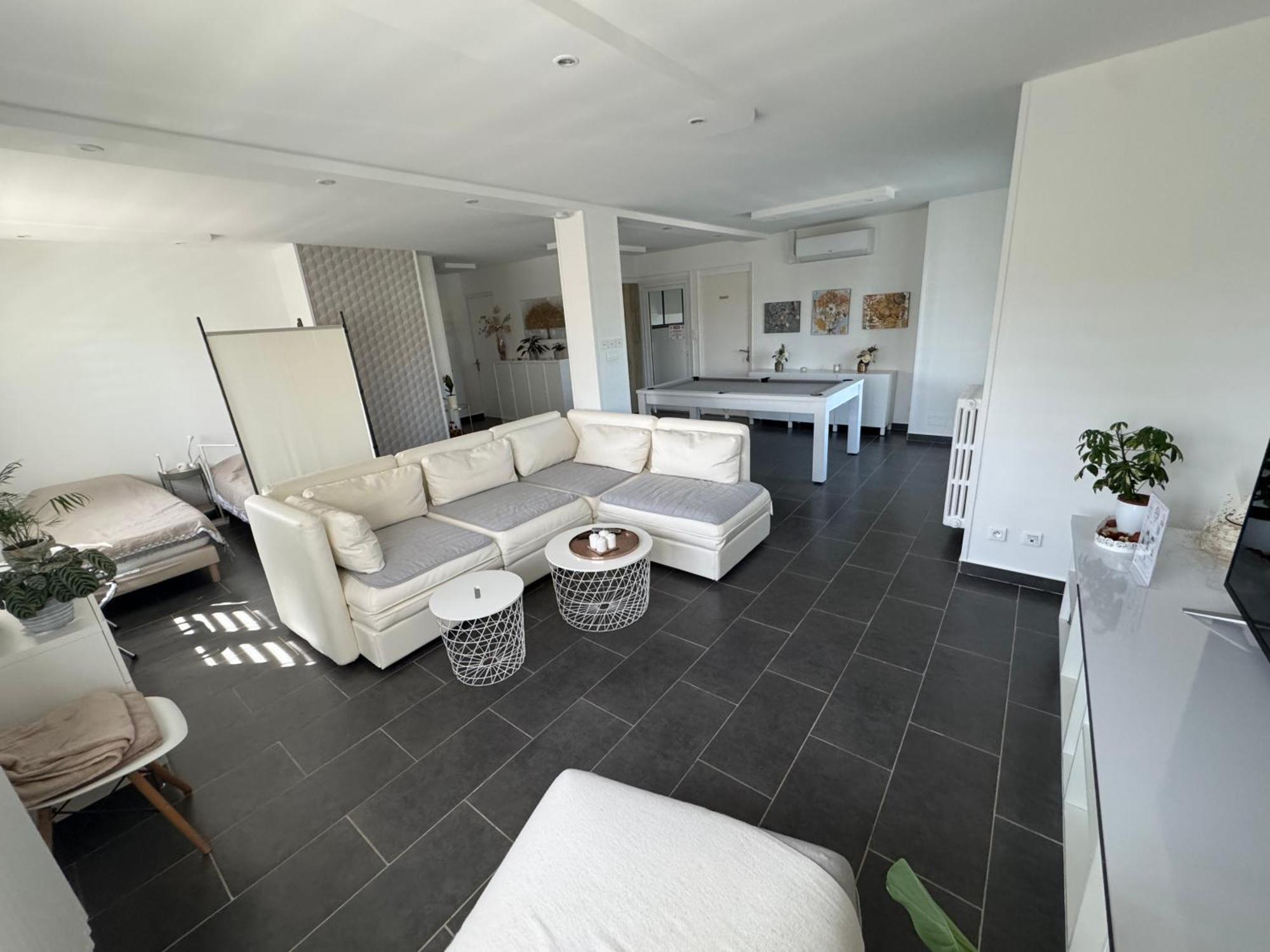 Chambre Dans Logement Partage Chez L Habitant Avec Piscine De 1 A 3 Chambres Grieges Exterior photo